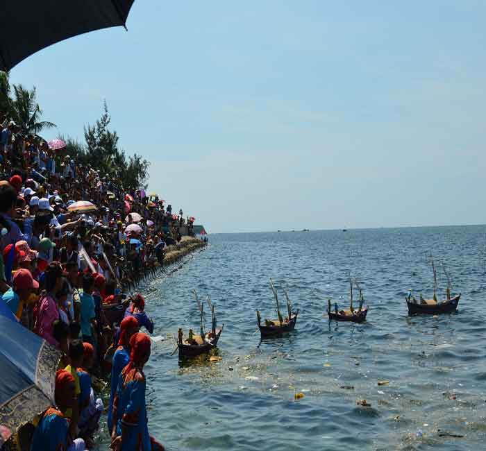  Trải qua nhiều thế kỉ, đã có rất nhiều võ quan, binh lính thừa lệnh triều đình hi sinh khi đi làm nhiệm vụ giong thuyền đến các quần đảo Hoàng Sa, Trường Sa để thu lượm sản vật, trồng cây, cắm mốc, dựng bia chủ quyền của nước ta với các quần đảo này. Trong ảnh là nghi thức lễ cuối cùng tại lễ khao lề thế lính Hoàng Sa là dẫn đoàn thuyền có hình nhân thế mạng ra khơi, tái hiện lại chuyến đi của quân binh khi xưa. 