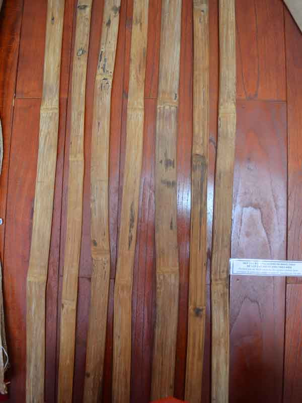  Nếu trong chuyến đi, chẳng may qua đời thì các đồng đội sẽ dùng manh chiếu bó thi hài và thẻ bài làm một, dùng 7 nẹp tre kẹp lại rồi lấy 7 sợi dây mây buộc chặt. Sau vài nghi lễ giản đơn, thi hài được thả xuống biển. Ảnh: 7 nẹp tre để nẹp thi hài đồng đội. 