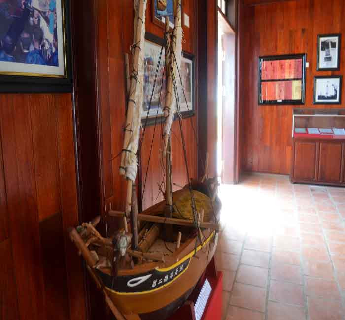  Việc thành lập các Hải đội Hoàng Sa, Bắc Hải là minh chứng lịch sử khẳng định trung thực nhất nhà nước phong kiến Việt Nam trong công cuộc chinh phục biển Đông, gây dựng chủ quyền đối với hai quần đảo Hoàng Sa và Trường Sa. Trong ảnh là mô hình thuyền câu dùng để đi biển của Hải đội Hoàng Sa (do nghệ nhân Võ Hiển Đạt - xã An Vĩnh, huyện Lý Sơn phục chế).