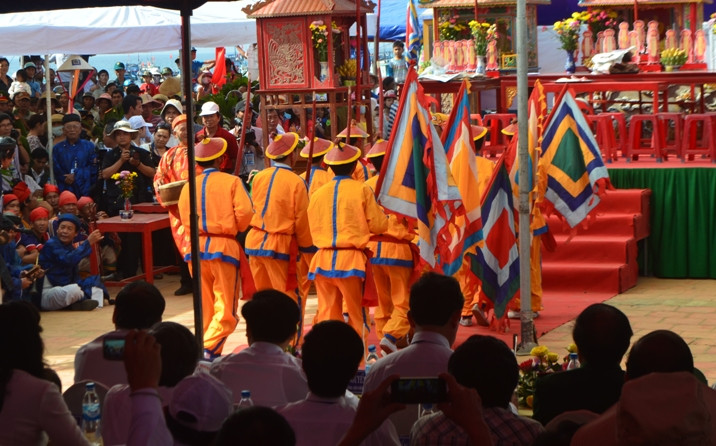  ..Đội Hoàng Sa này được cấp mỗi người sáu tháng lương thực. Họ chèo năm chiếc thuyền câu nhỏ ra ngoài biển cả ba ngày ba đêm mới đến đảo Hoàng Sa. Ảnh: Nghi thức xuất quân đi Hoàng Sa được tái hiện. 