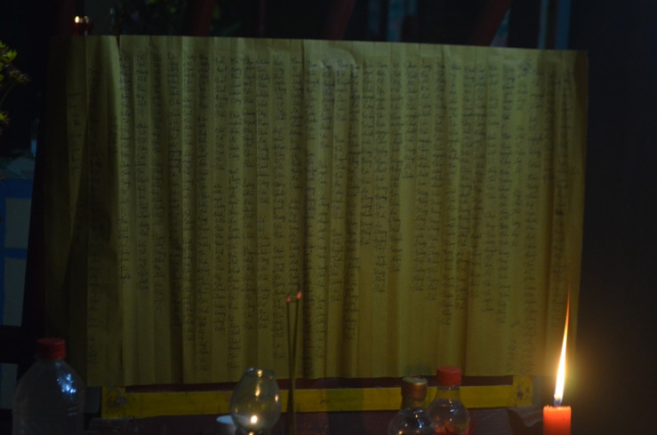  Trường Sa đi có về không/ Lệnh vua sai phải quyết lòng ra đi/ Trường Sa lắm đảo, nhiều cồn/ Chiếc chiếu bó tròn mấy sợi dây mây. Đó là những câu ca của người dân trên đảo Lý Sơn truyền tụng về những hiểm nguy, khó khăn gian khổ của người lính đi Hoàng Sa, Trường Sa thi hành nhiệm vụ khi ấy. Ảnh: Mỗi lần tế thần, danh sách những người lính đi Hoàng sa luôn được vinh danh để con cháu tưởng nhớ, tri ân. 