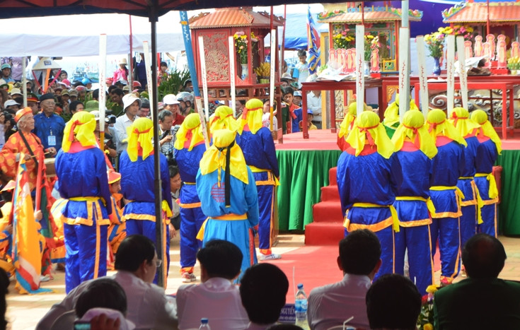  Họ tha hồ lượm nhặt, tự ý bắt chim, bắt cá làm đồ ăn. Họ nhặt được những đồ như gươm và ngựa bằng đồng, hoa bạc, tiền bạc, vòng bạc, đồ đồng, thiếc khối, ngà voi...do các tàu buôn bị đắm và trôi dạt vào đảo. Ảnh: Nghi thức xuất quân đi Hoàng Sa. 