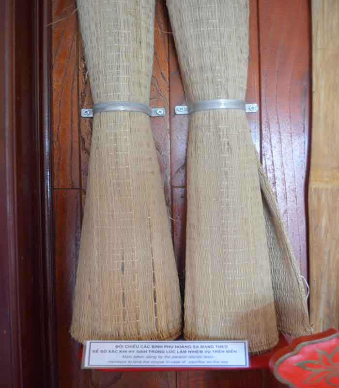  Tất cả đồng đội đều cúi đầu gửi nguyện ước lên trời xanh rằng thi hài đã mất sẽ trôi dạt vào bờ để người dân biết tên họ, quê quán người hi sinh vì nước mà chôn cất. Ảnh: Đôi chiếu mang theo để bó thi hài. 