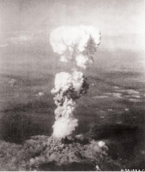 Đám mây nguyên tử hình thành sau khi quả bom Mỹ Little Boy (Cậu bé) phát nổ tại thành phố Hiroshima của Nhật Bản tháng 8.1945. Đây là quả bom nguyên tử đầu tiên trên thế giới được sử dụng trong chiến tranh. Ảnh: George.