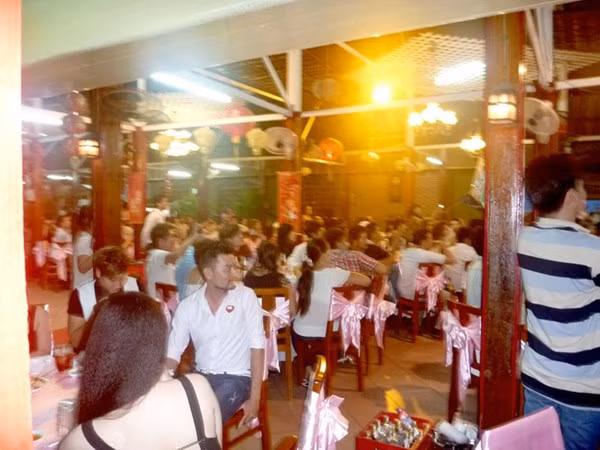 Thực khách đến dự tiệc cưới.