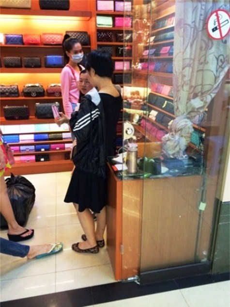 Hình ảnh Ngọc Trinh đi chợ hàng nhái ở Trung Quốc gây xôn xao cộng đồng mạng. (Ảnh minh họa internet).