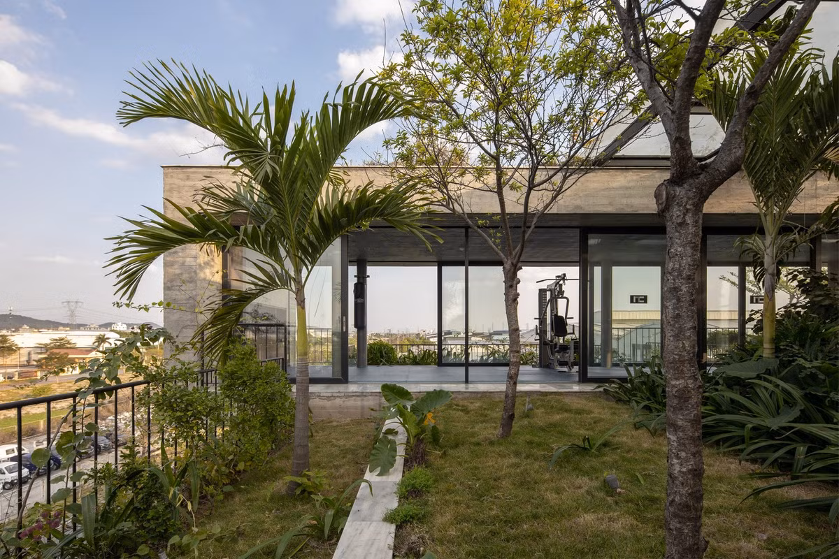 Với lối kiến trúc này, nếu nhân viên làm việc căng thẳng và mệt mỏi, họ hoàn toàn có thể bước ra ngoài đi dạo, ngồi thiền ở tầng trên cùng hoặc ngồi thiền ở các khu vực trên vườn.