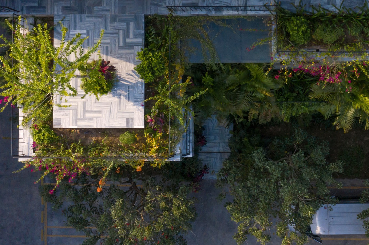 Không gian nhà ăn có thể mở 3 hướng ra sân vườn và hồ cá koi, điều này tạo cảm giác thư thái nhất cho các nhân viên sau mỗi giờ làm việc.