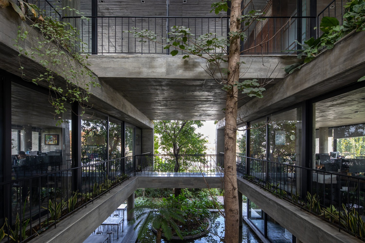 Chia sẻ với Tiền Phong, KTS Đặng Minh Trọng của ARO Studio cho biết: “Con người là bản thể trong hệ sinh thái tự nhiên. Do đó, nếu tiếp xúc với thiên nhiên nhiều sẽ giúp họ tái tạo năng lượng. Tuy nhiên, trong các văn phòng hiện đại, không gian làm việc của nhân viên thường được tối ưu hóa hết mức có thể và mỗi ngày họ phải dành 8 tiếng đồng hồ cách biệt với những gì tinh túy nhất của thiên nhiên, điều này thật khiến nhiều người gặp phải áp lực dẫn đến stress, tâm lý tiêu cực. Do đó, thay vì những bức tường thô cứng, văn phòng làm việc này đã trở thành một khu vườn, nhân viên có thể vừa làm việc vừa tận hưởng tiếng chim hót, hay kể cả tiếng côn trùng kê rả rích”.