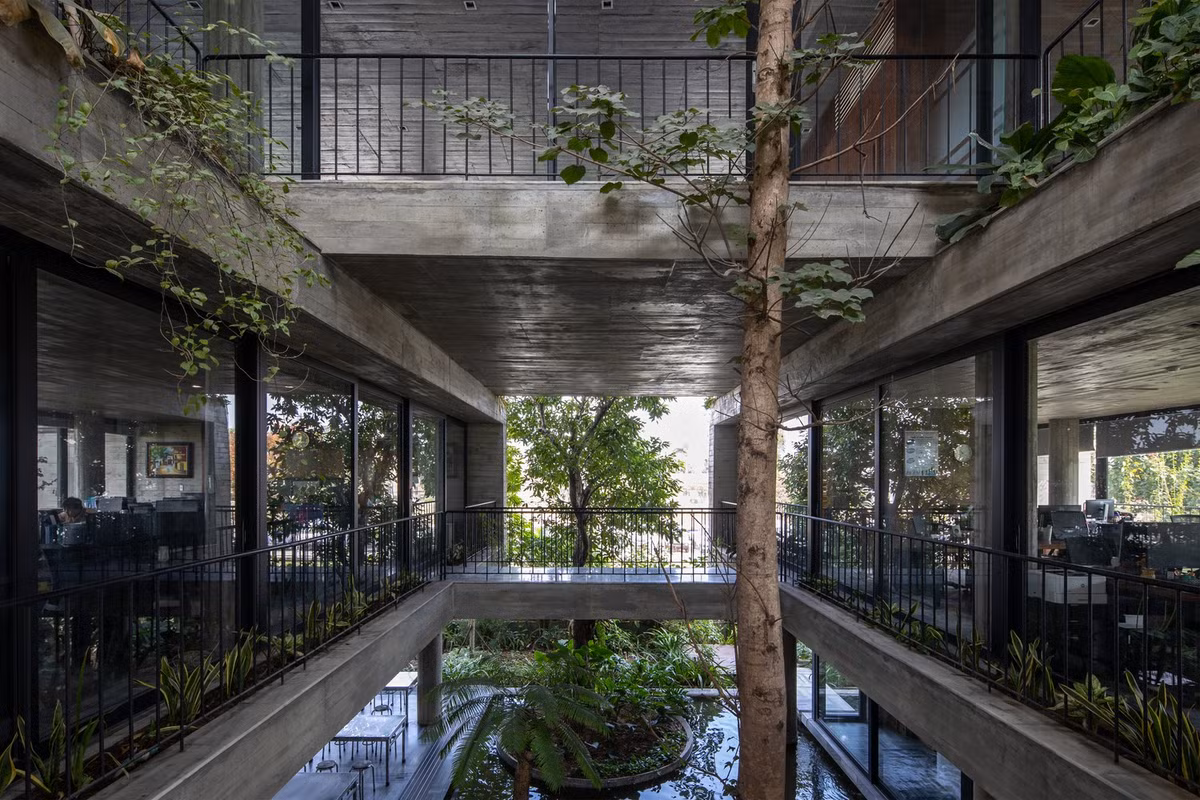 Chia sẻ với Tiền Phong, KTS Đặng Minh Trọng của ARO Studio cho biết: “Con người là bản thể trong hệ sinh thái tự nhiên. Do đó, nếu tiếp xúc với thiên nhiên nhiều sẽ giúp họ tái tạo năng lượng. Tuy nhiên, trong các văn phòng hiện đại, không gian làm việc của nhân viên thường được tối ưu hóa hết mức có thể và mỗi ngày họ phải dành 8 tiếng đồng hồ cách biệt với những gì tinh túy nhất của thiên nhiên, điều này thật khiến nhiều người gặp phải áp lực dẫn đến stress, tâm lý tiêu cực. Do đó, thay vì những bức tường thô cứng, văn phòng làm việc này đã trở thành một khu vườn, nhân viên có thể vừa làm việc vừa tận hưởng tiếng chim hót, hay kể cả tiếng côn trùng kê rả rích”.