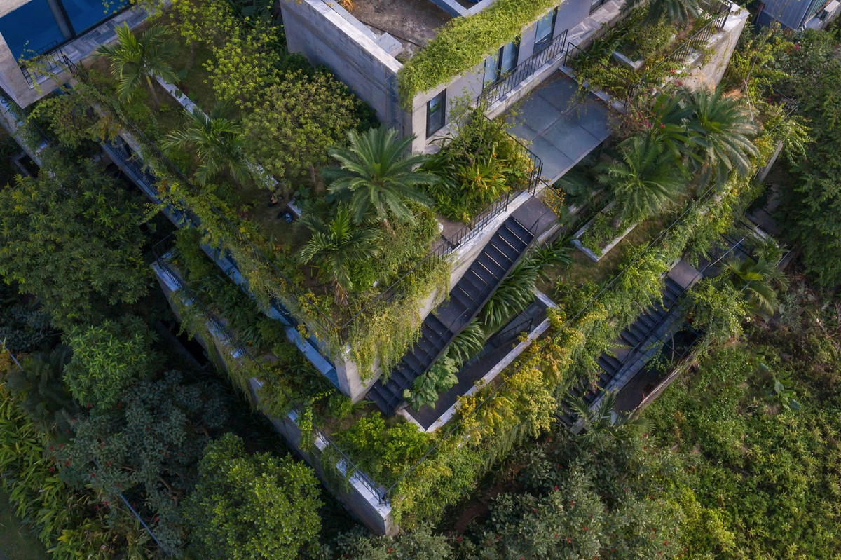 Các KTS đã sử dụng phương pháp xếp chồng và xoay các khối xung quanh lõi cột xanh ở giữa nhà, giúp gió lưu thông khắp các không gian. Các không gian trên lầu đều có ít nhất 2 lối mở để tiếp cận với không gian xanh.