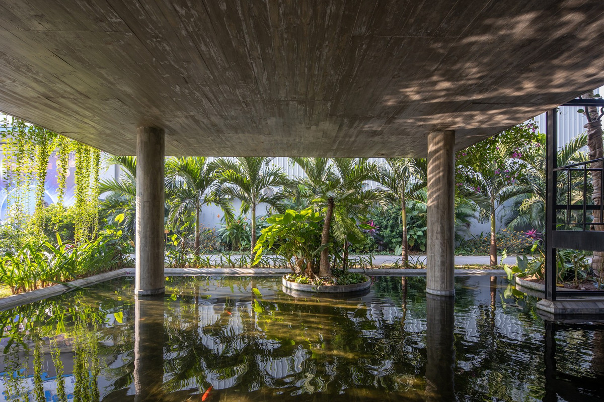 Phần lớn không gian tầng 1 được sử dụng cho mặt nước và cây xanh cùng với không gian ăn uống và tiếp khách.