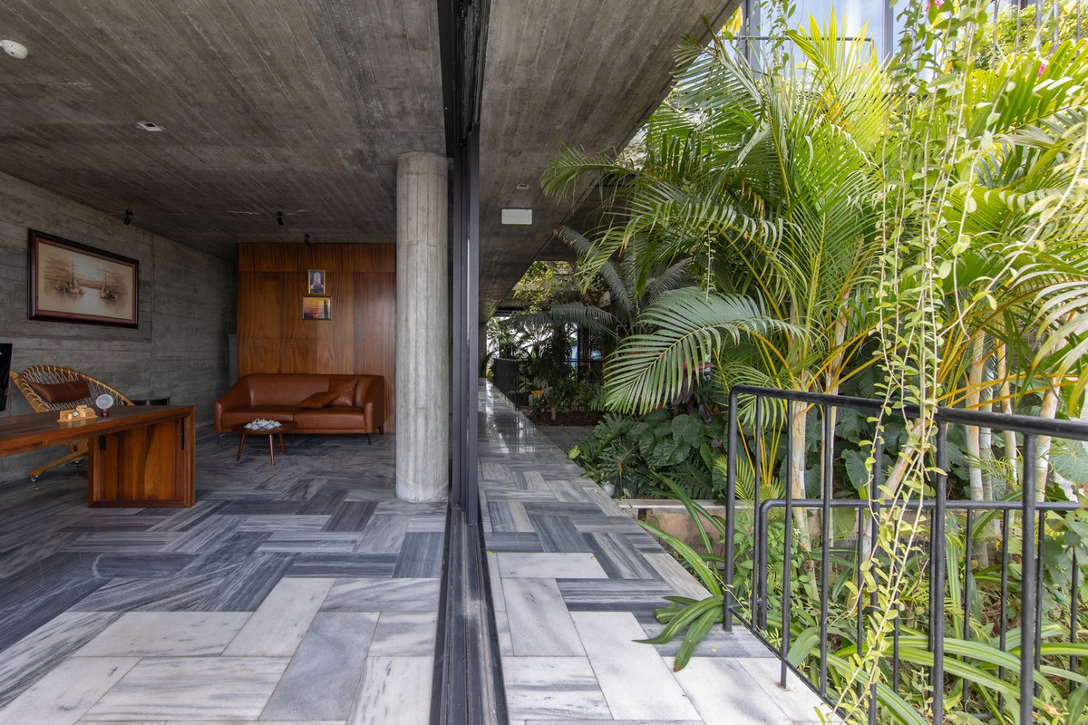 Việc chia nhiều khối đan xen sẽ tăng cường ánh sáng gián tiếp, khiến không gian làm việc của người sử dụng luôn được sử dụng ánh sáng tự nhiên, ít khi cần sử dụng đến ánh sáng nhân tạo.