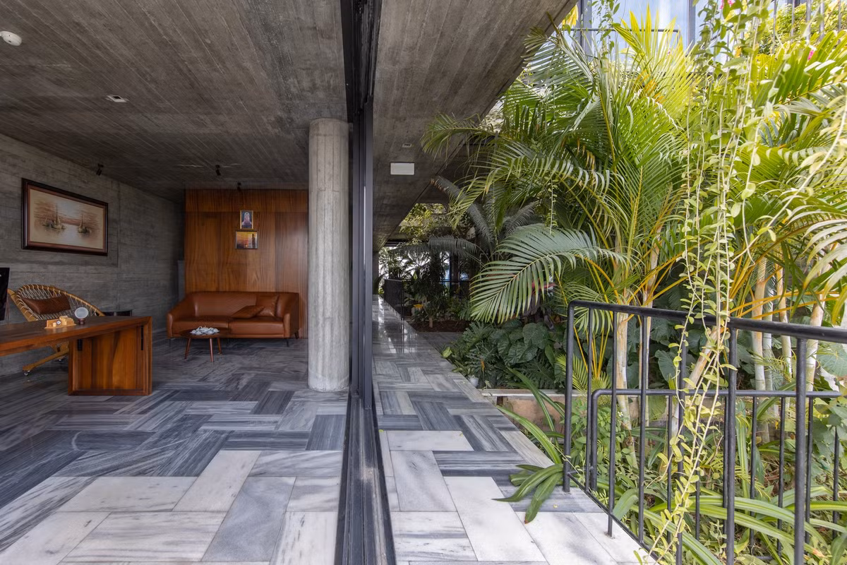 Việc chia nhiều khối đan xen sẽ tăng cường ánh sáng gián tiếp, khiến không gian làm việc của người sử dụng luôn được sử dụng ánh sáng tự nhiên, ít khi cần sử dụng đến ánh sáng nhân tạo.