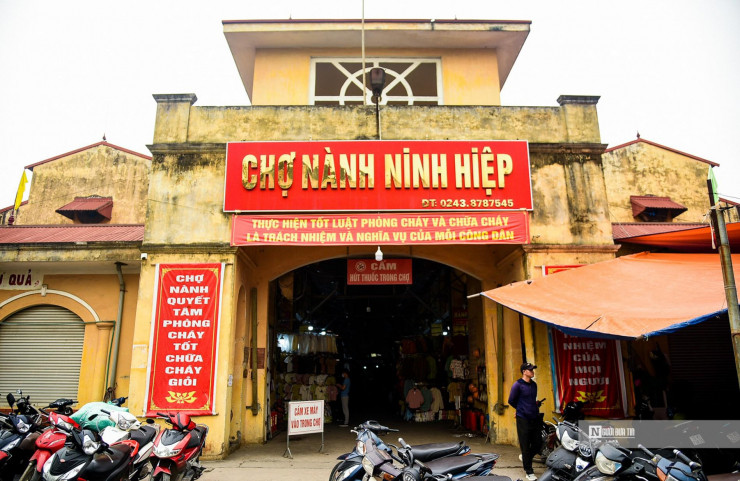 Chợ thời trang lớn nhất Hà Nội vắng vẻ, đìu hiu Cho thoi trang lon nhat Ha Noi vang ve, diu hiu