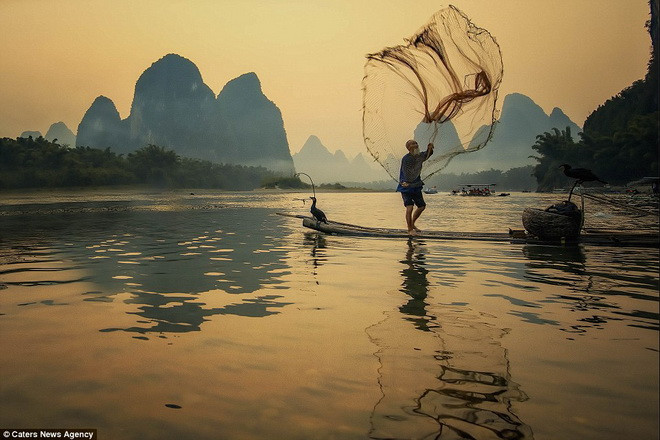 Sau khi quan sát một lúc lâu, ông Trần nhận thấy cột sắt đó không phải thứ đồ quý giá. Vì vậy, ông quyết định bán nó cho người thu mua phế liệu ở trong thị trấn.