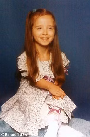 Kat mắc chứng loạn sản sụn bẩm sinh, vì vậy thân hình của cô chỉ phát triển đến mức giới hạn sau đó giữ nguyên cho tới cuối đời. Chứng bệnh này khiến Kat trải qua một tuổi thơ đầy những nỗi buồn với sự trêu chọc, kỳ thị của bạn bè.