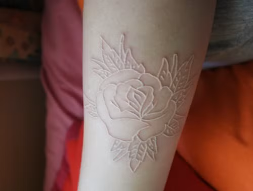 Nghe thì rất ly kì nhưng nếu dựa trên phương diện y tế thì “xăm sữa” rất nguy hiểm và mất vệ sinh.