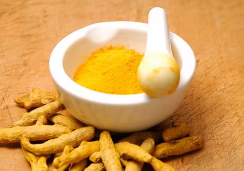 Mặt nạ bột nghệ, bột mì và sữa. Trộn hỗn hợp gồm 1 thìa cà phê sữa + 1thìa sữa đông + một thìa bột nghệ và 1 thìa bột mì. Thoa hỗn hợp này vào nách của bạn và để cho đến khi khô hoàn toàn. Sau 20 phút, rửa sạch với nước lạnh. Ở hỗn hợp này, sữa đóng vai trò như một chất tẩy trắng, giúp làm giảm vết thâm của da.