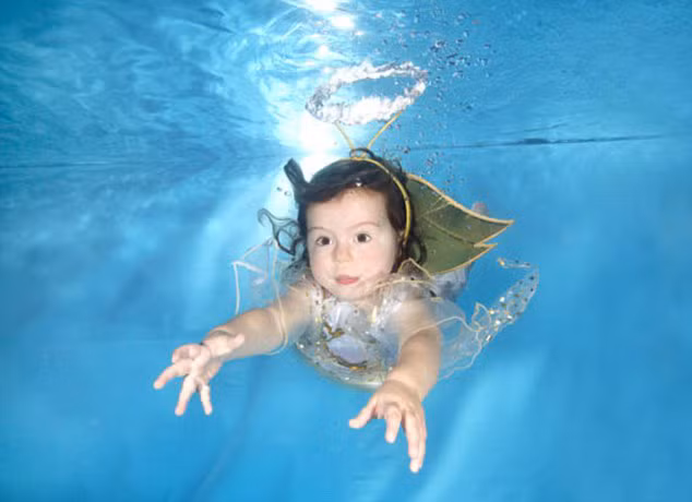 Thiên thần đáng yêu cũng vẫy vùng dưới làn nước trong vắt.