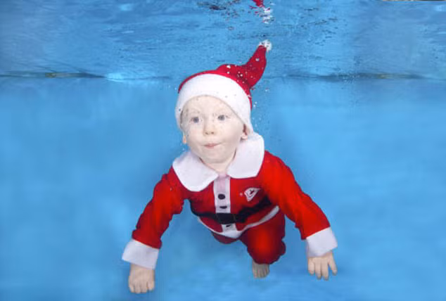 Ông già Noel dưới nước rất đáng yêu này chắc chắn bé sẽ mang tới không khí lễ Giáng sinh cho người xem.
