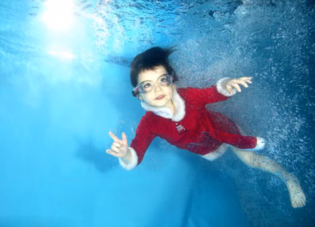 Bộ đồ ông già Noel đỏ chói nổi bật dưới làn nước trong vắt.