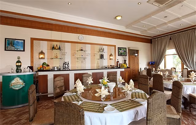 Phòng ăn trưa sang trọng.