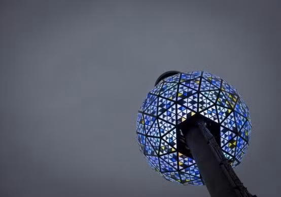 Quả cầu thắp sáng tại Quảng trường Times ở New York chào đón phút giây giao thừa.