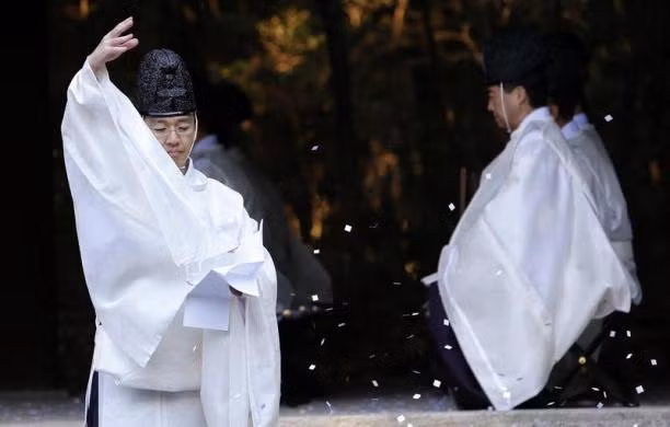 Một linh mục tham gia lễ hội chào tạm biệt năm 2013 và chào đón năm mới 2014 tại đền Meiji ở Tokyo, Nhật Bản.