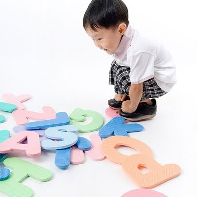 Nuôi dưỡng sự tò mò. Các chuyên gia cho rằng các bậc cha mẹ nên khuyến khích sự tò mò của con cái để chúng có hứng thú khám phá những ý tưởng mới, qua đó cũng dạy cho chúng những bài học có giá trị: Tìm kiếm kiến thức là quan trọng.