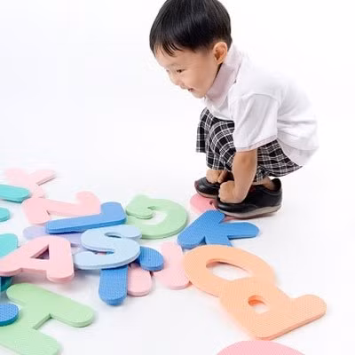 Nuôi dưỡng sự tò mò. Các chuyên gia cho rằng các bậc cha mẹ nên khuyến khích sự tò mò của con cái để chúng có hứng thú khám phá những ý tưởng mới, qua đó cũng dạy cho chúng những bài học có giá trị: Tìm kiếm kiến thức là quan trọng.