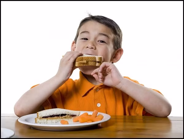 Chú ý bữa ăn sáng. Những nghiên cứu từ những năm 1970 đã cho thấy rằng ăn sáng có thể cải thiện trí nhớ, sự tập trung và học tập. Trẻ em không ăn sáng có xu hướng dễ cáu kỉnh và phản ứng quá khích hơn so với những trẻ bắt đầu một ngày bằng bữa sáng đủ chất.