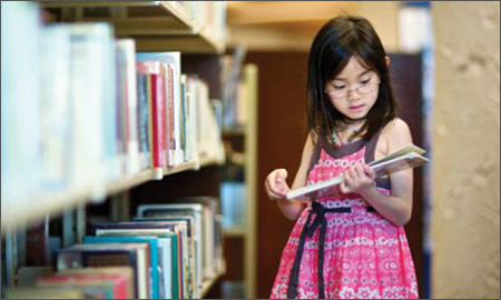 Đọc sách. Việc đọc sách có thể cải thiện việc học và phát triển nhận thức của trẻ ở mọi lứa tuổi. Hãy đọc cho trẻ nghe ngay từ khi chúng còn nhỏ, ký tên chúng vào một thẻ thư viện và đặt vào những cuốn sách.