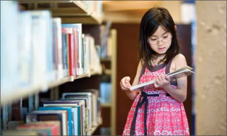 Đọc sách. Việc đọc sách có thể cải thiện việc học và phát triển nhận thức của trẻ ở mọi lứa tuổi. Hãy đọc cho trẻ nghe ngay từ khi chúng còn nhỏ, ký tên chúng vào một thẻ thư viện và đặt vào những cuốn sách.