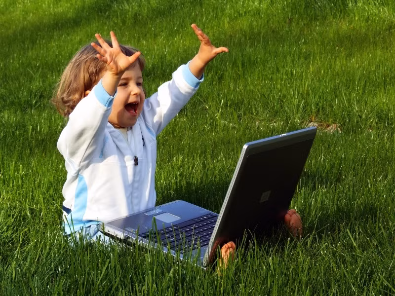 Chơi các trò chơi video. Các bậc cha mẹ thường nghĩ trò chơi video gây tác động xấu, nhưng thật ngạc nhiên là nếu biết tiết chế thời gian thích hợp nó lại đem đến nhiều hiệu ứng tích cực như thúc đẩy phát triển trí tuệ cho trẻ, kỹ năng lập kế hoạch và khả năng làm việc theo nhóm hay sáng tạo.