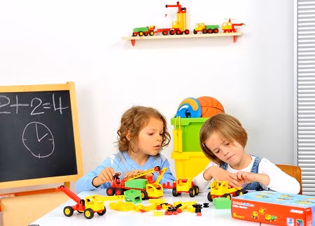 Trò chơi trí tuệ. Cờ tướng, giải ô chữ, giải câu đố hay cờ vua… là những trò chơi trí tuệ luôn được khuyến khích đối với trẻ nhằm thúc đẩy các bài tập tinh thần. Các trò chơi như Sudoku vừa giúp trẻ giải trí, thư giãn lại thúc đẩy tư duy chiến lược, giải quyết vấn đề và ra quyết định phức tạp. Hãy đặt những trò chơi trí tuệ xung quanh nhà bạn để khuyến khích trẻ “chơi mà học” nhiều hơn.