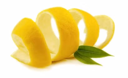 Tinh dầu vỏ quả bưởi. Phần vỏ xanh bên ngoài với chất tinh dầu nhiều còn có tác dụng trong việc làm đẹp tóc. Bạn có thể dùng vỏ bưởi đun nước gội đầu, hoặc sau khi gội bóp tinh dầu vỏ bưởi lên tóc sẽ giúp cho tóc bạn trở nên bóng, chắc, mượt. Cách làm này đặc biệt có hiệu quả đối với các bà mẹ sau khi sinh.