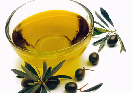 Dầu jojoba. Dầu jojoba, chiết xuất từ một loại cây ở bang California, Arizona của Mỹ và Mexico, được người da đỏ bản địa sử dụng từ hàng trăm năm trước để dưỡng ẩm và dưỡng dài tóc. Thành phần phân tử của dầu jojoba tương tự như tuyến tiết nhờn của da đầu, vì vậy rất lành tính, ít gây kích ứng.