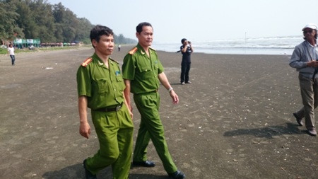 Lực lượng chức năng khám nghiệm hiện trường.