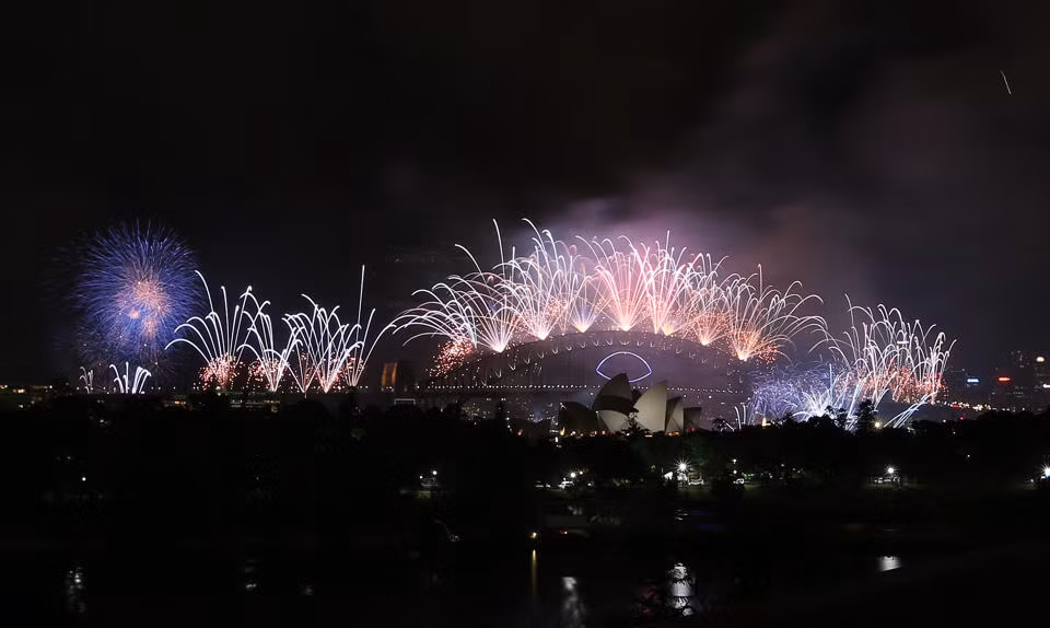 Màn pháo hoa trên nóc Nhà hát Opera thắp sáng một góc trời Sydney có chủ đề là "Tỏa sáng", được đầu tư 5,4 triệu USD.