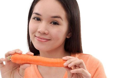 Cà rốt. Cà rốt cung cấp vitamin A, còn được gọi là beta-carotene có thể cung cấp hiệu ứng tương tự thuốc retinoid giúp điều trị mụn trứng cá. Các chuyên gia cho rằng, bạn nên sử dụng đều đặn một cốc nước ép cà rốt mỗi ngày để cải thiện làn da nhạy cảm. Ngoài ra, trong bữa ăn, có thể bổ sung thêm cà rốt vào các món luộc, hầm hay salat...