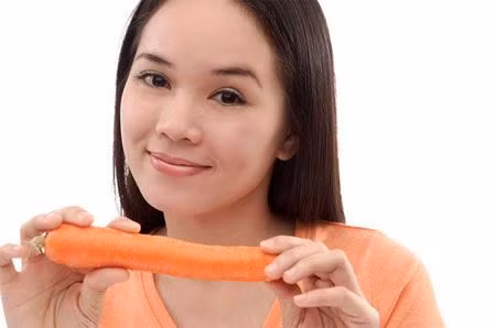 Cà rốt. Cà rốt cung cấp vitamin A, còn được gọi là beta-carotene có thể cung cấp hiệu ứng tương tự thuốc retinoid giúp điều trị mụn trứng cá. Các chuyên gia cho rằng, bạn nên sử dụng đều đặn một cốc nước ép cà rốt mỗi ngày để cải thiện làn da nhạy cảm. Ngoài ra, trong bữa ăn, có thể bổ sung thêm cà rốt vào các món luộc, hầm hay salat...