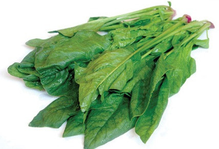 Cải bó xôi. Các chất độc và vi khuẩn không được tống ra khỏi cơ thể sẽ tích tụ thành chất thải, từ đó dẫn đến mụn trứng cá. Các loại rau màu xanh như cải bó xôi rất giàu chất diệp lục giúp loại bỏ vi khuẩn, độc tố ra khỏi đường tiêu hóa và máu. Cải bó xôi rất giàu vitamin A, hoạt động như một tác nhân chống mụn trứng cá.