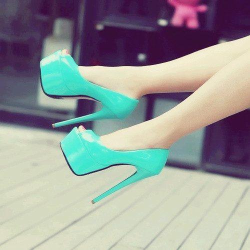 Giày cao gót. Hầu như ai cũng đã hiểu rõ tác hại của việc đi giày cao gót quá nhiều. giày càng cao càng khiến cho đôi chân bạn bị tổn thương, đau cơ, đau mất cá chân, mũi chân đau buốt, đau cột sống...