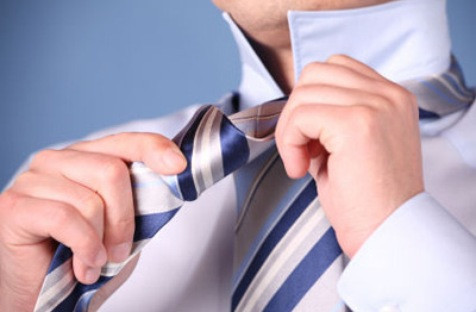 Cà vạt quá chật. Một nghiên cứu chỉ ra rằng có đến 60% đàn ông văn phòng thắt cà vạt quá chật so với cổ của mình. Điều này sẽ làm giảm lưu thông lên não, giảm phạm vi cuyển động ở cổ đồng thời tăng áp lực lên phần lưng và vai.