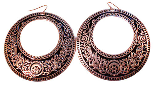 Khuyên tai quá to. Những đôi khuyên tai to quá cỡ hoặc có trọng lượng nặng và nhiều tầng có thể tăng thêm sức quyến rũ của trang phục nhưng cũng có thể làm rách dái tai khi chúng bị giắt vào áo hoặc khăn.