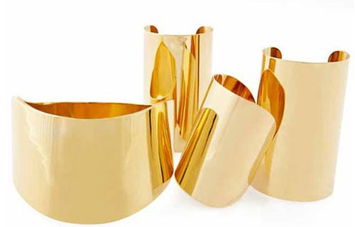 Phụ kiện có kim loại. Những món phụ kiện có kim loại như hoa tai, vòng cổ, đồng hồ, vòng đeo tay có thể gây nên cảm giác ngứa ngáy với những người có da bị mẫn cảm và thường xuyên bị dị ứng.