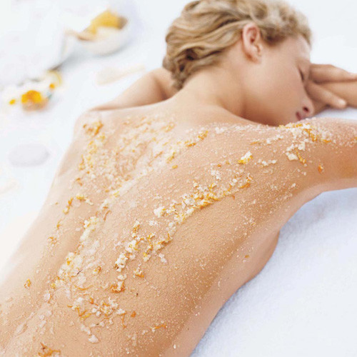 Tắm trắng bằng cám gạo: Cám gạo xay thiên nhiên chứa 10% axit phytic, hỗ trợ tẩy da chết nhẹ nhàng, đồng thời kiểm soát sắc tố da, tiêu hủy tế bào đen sạm. Đây là cách làm trắng rất an toàn cho da, không bị tác dụng phụ ảnh hưởng tới sức khỏe như những phương pháp tắm trắng bằng hóa mỹ phẩm khác.