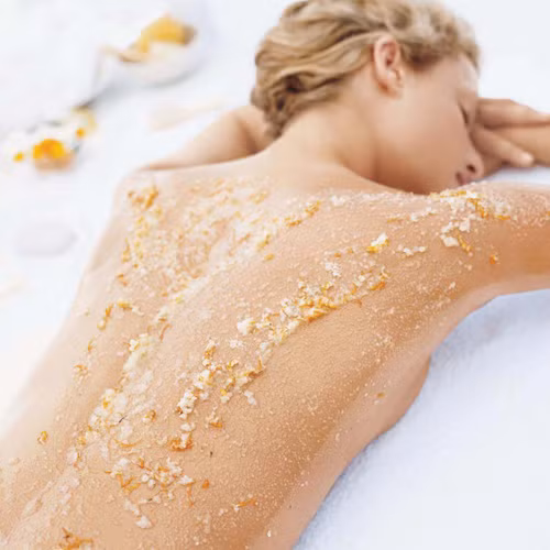 Tắm trắng bằng cám gạo: Cám gạo xay thiên nhiên chứa 10% axit phytic, hỗ trợ tẩy da chết nhẹ nhàng, đồng thời kiểm soát sắc tố da, tiêu hủy tế bào đen sạm. Đây là cách làm trắng rất an toàn cho da, không bị tác dụng phụ ảnh hưởng tới sức khỏe như những phương pháp tắm trắng bằng hóa mỹ phẩm khác.