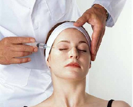 Tiêm trắng. Tiêm trắng da là phương pháp được khá nhiều người ưa thích vì hiệu quả tức thì mà nó mang đến. Cơ chế của cách làm trắng da này là làm thay đổi nội tiết tố, lượng hồng cầu và ức chế sự phát triển của Melanin – hắc sắc tố gây xỉn ra, da bạn sẽ tự chuyển dần sang màu trắng sau vài lần tiêm thuốc. Tuy nhiên Glutathione – thành phần chủ yếu của thuốc tiêm trắng đã được chứng minh là không hề an toàn cho da.